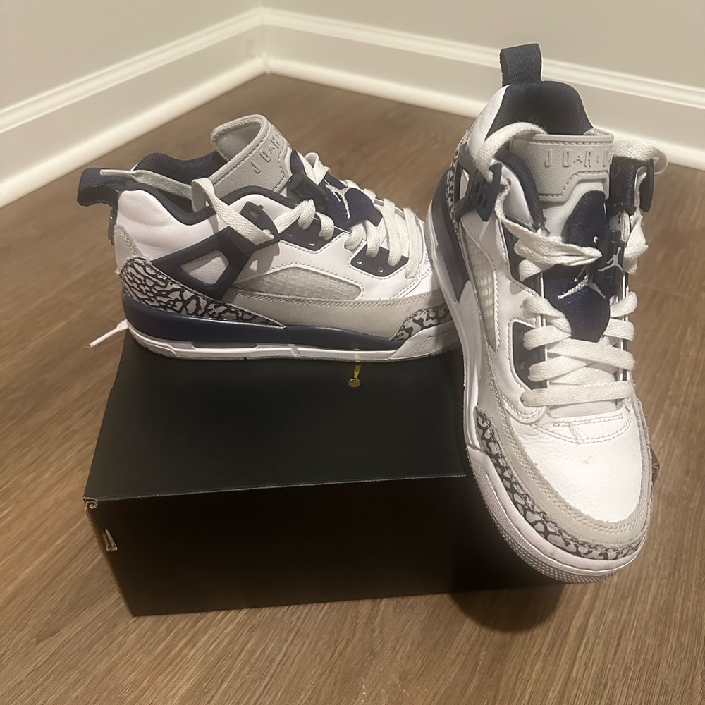 Jordan Spizike Low "White/Midnight Navy/Neutral -  Kids White and Navy Sneakers